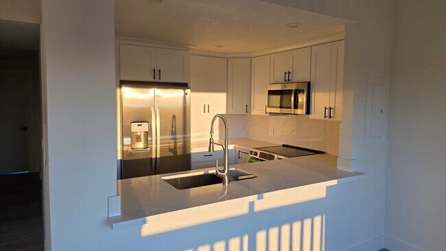 Building Photo - 1305 S Puget Dr