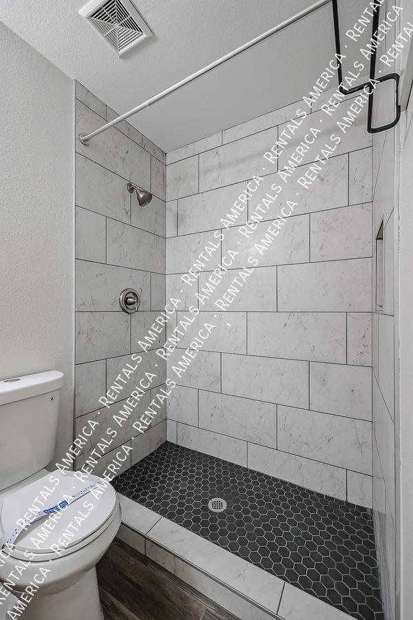 Building Photo - 2305 E Spruce Dr