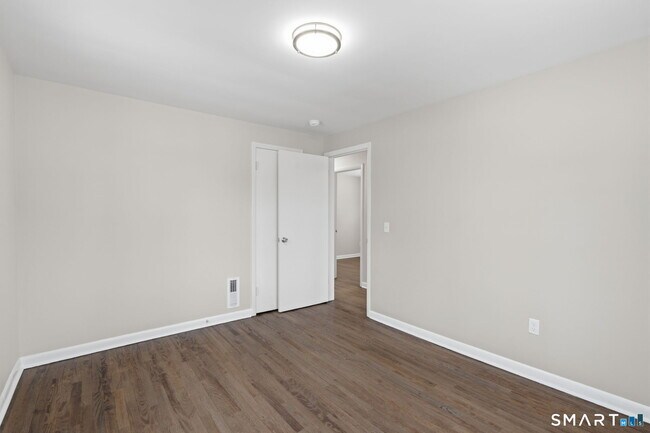 Building Photo - 26 Hiawatha Ln