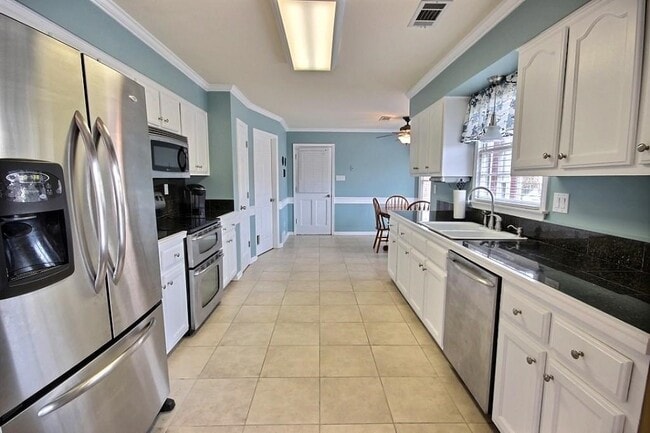Building Photo - 773 Bradley Cove