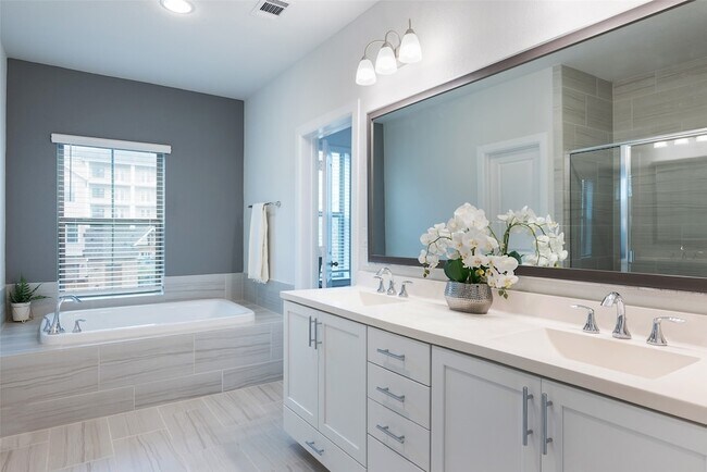 Building Photo - 1115 Manacor Ln