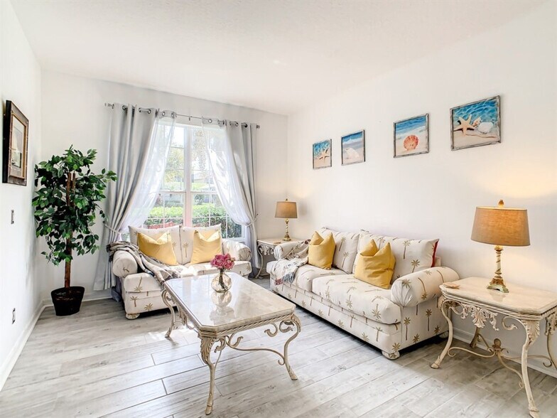 Building Photo - 8627 La Isla Dr