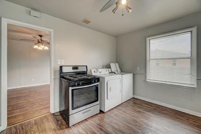 Building Photo - 2 Bed 1 Bath Duplex in MWC