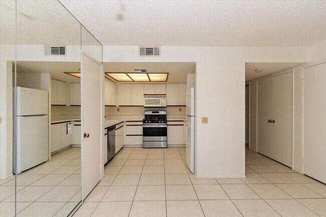 Building Photo - 200 E Racquet Club Rd