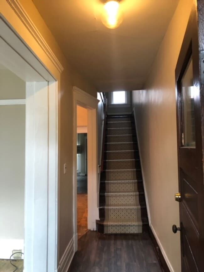 Building Photo - 2 Roommates Wanted!