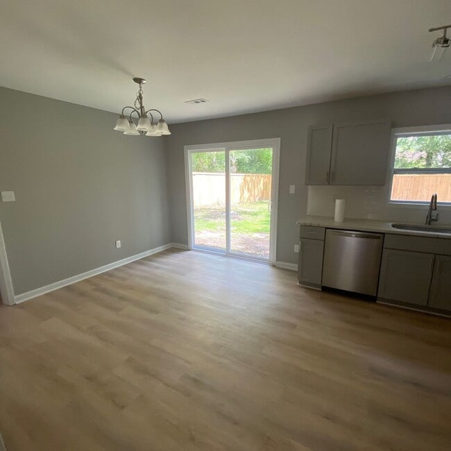 Building Photo - Completely Remodeled
