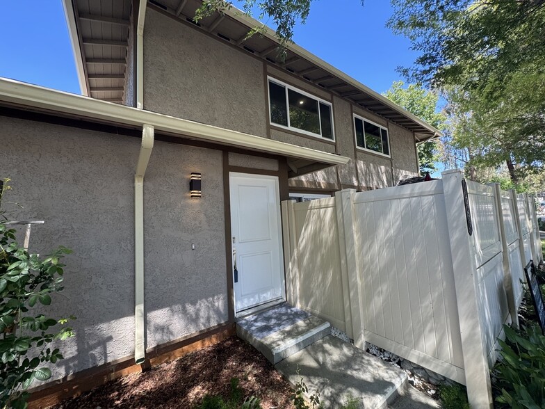 Building Photo - 28835 Conejo View Dr