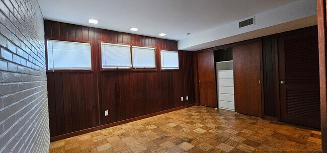 Building Photo - 3806 Briar Pl