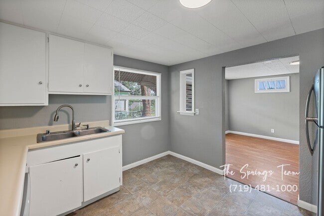 Building Photo - CHARMING WESTSIDE 2BD DUPLEX - NO RENT TILL JANUARY!! - Security Deposit Waiver Available