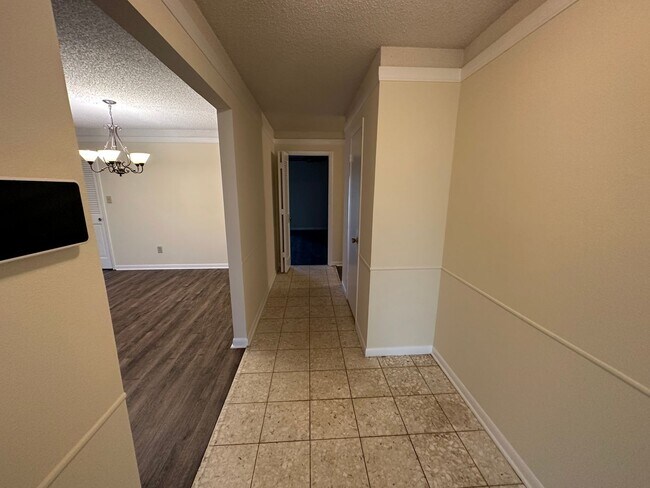 Building Photo - AVAILABLE NOW--Spacious 3 Bedroom 2 Bath H...