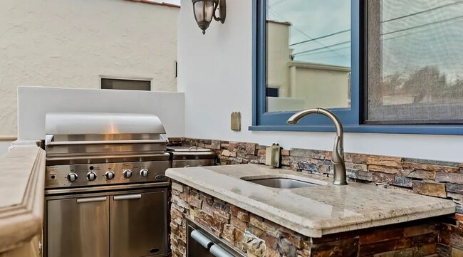 Building Photo - 332 S Almont Dr