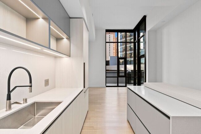 Building Photo - Luxury Executive Condo w/AC in the Heart o...
