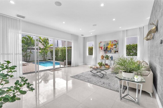 Building Photo - 7457 NW 101 Ave