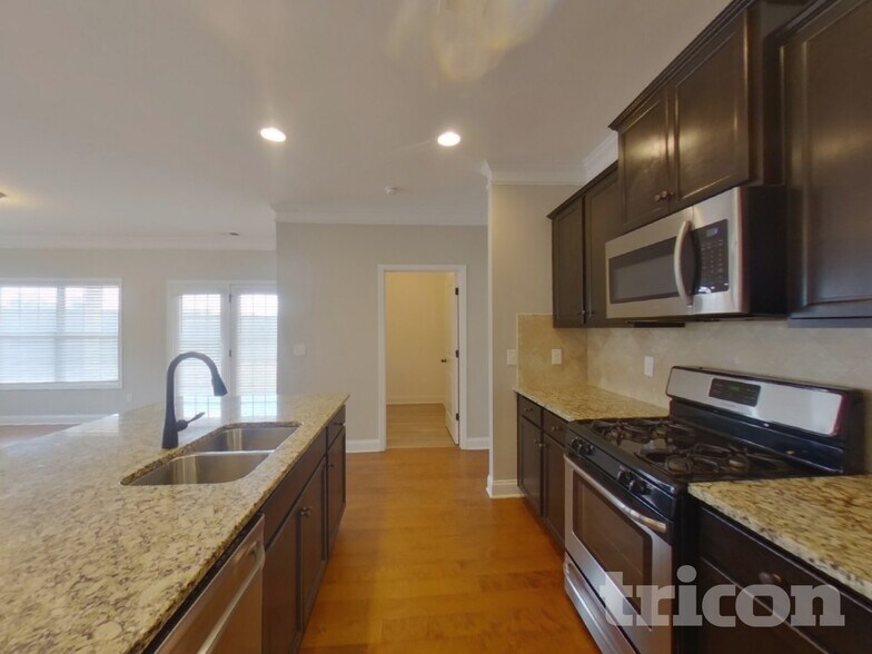 Building Photo - 910 Deepwood Ct