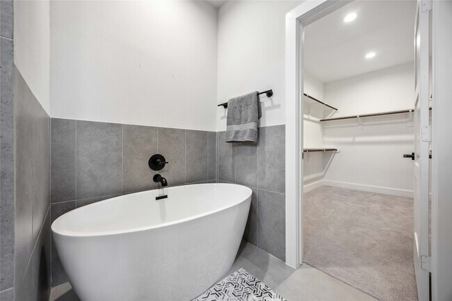 Building Photo - 321 Charlock St