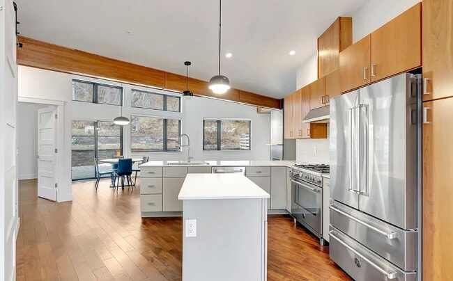 Building Photo - Beautiful Modern Condo in Rattlesnake