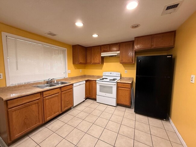 Building Photo - Beautiful 3 Bedroom Single-Family Home!