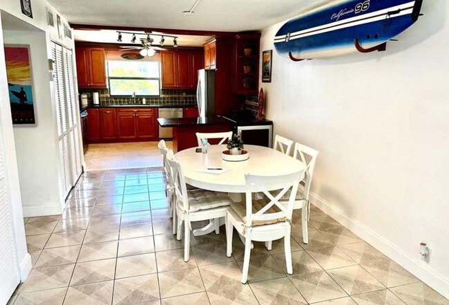 Building Photo - 1975 SE 3rd St