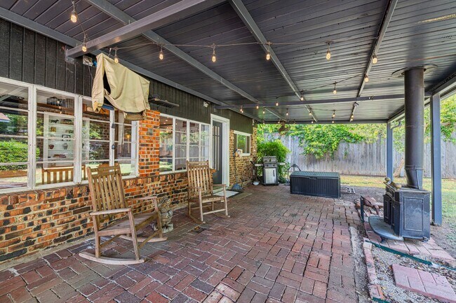 Building Photo - Berkeley Tudor For Lease!