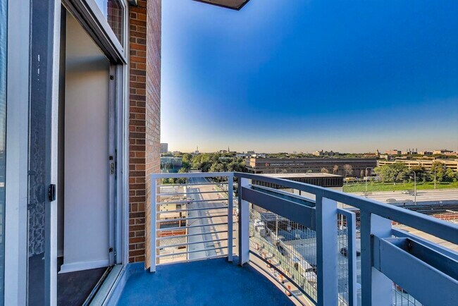 Building Photo - 933 W Van Buren St