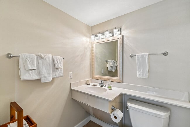 Building Photo - 9896 S Thomas Dr