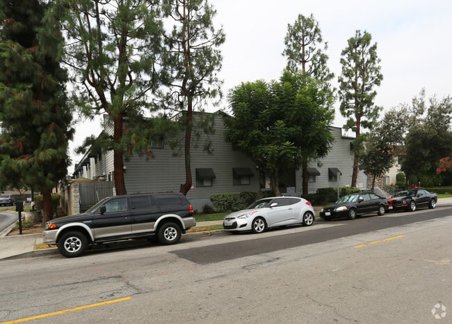 Building Photo - 330 W Doran St