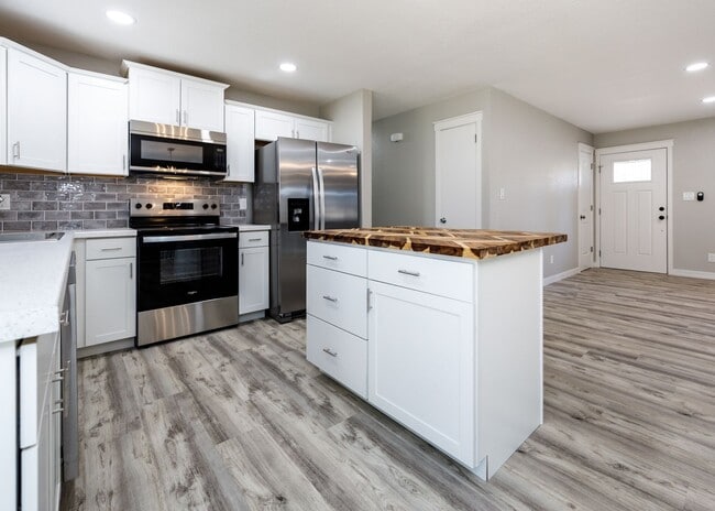 Building Photo - Newly Remodeled 5 Bed Home with Huge Yard