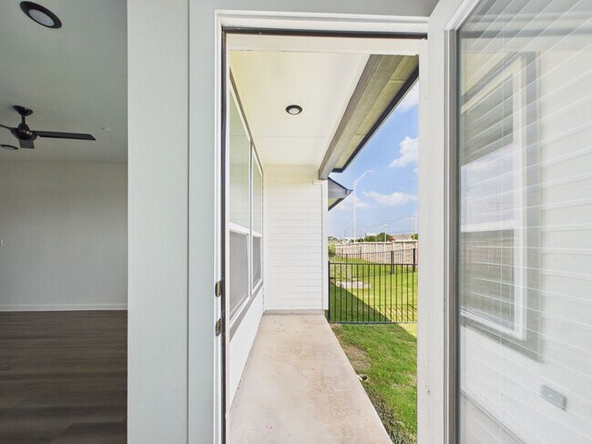 Building Photo - Great Townhouse with private yard