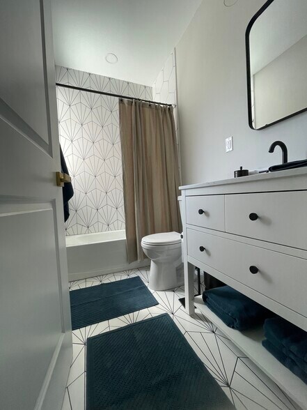 Private bathroom2 - 5442 Trinity St