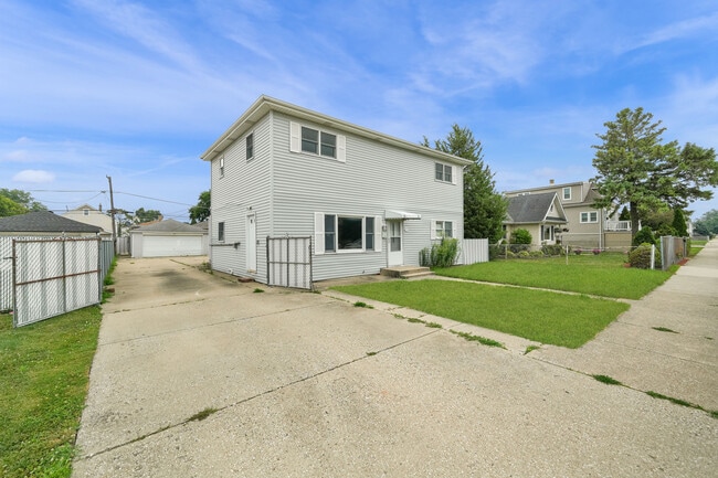 Building Photo - 4933 S Lockwood Ave