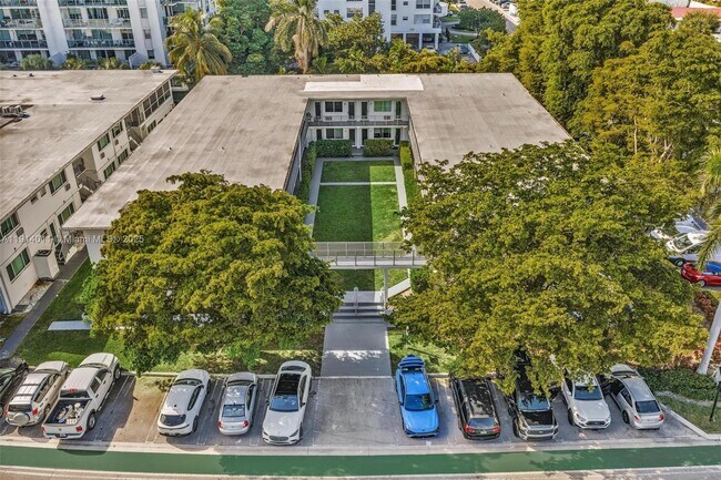 Building Photo - 9200 E Bay Harbor Dr