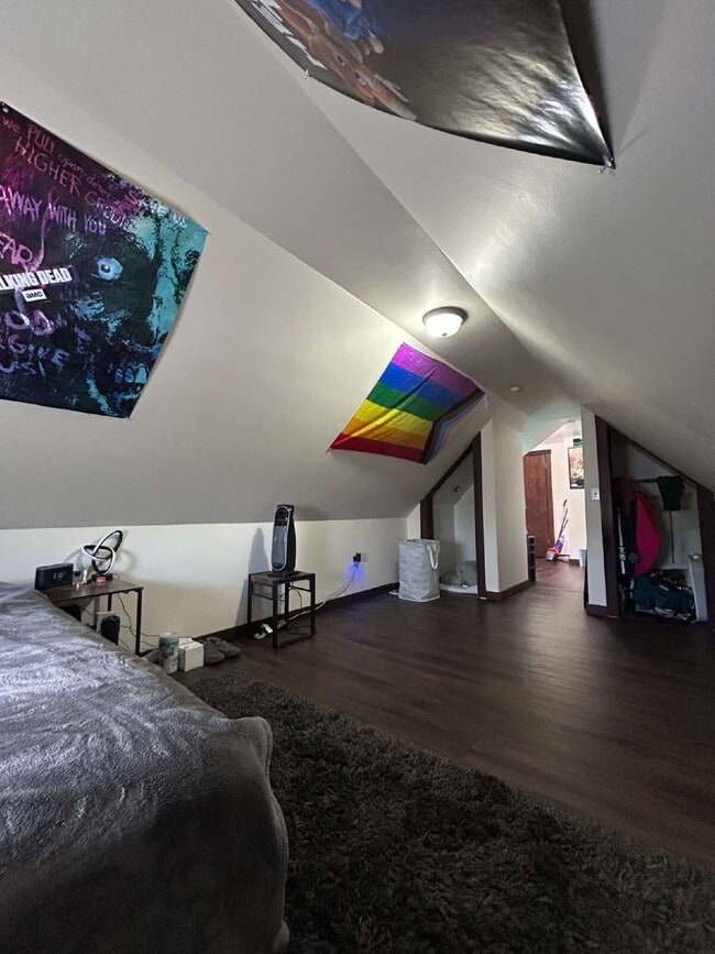 Building Photo - Walk to WWU & Downtown Bellingham from Prime Chestnut St Location