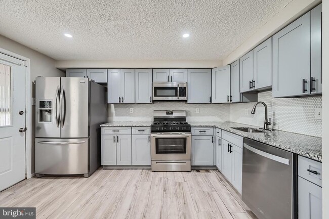 Building Photo - Modern 2-Bedroom Gem with Deck