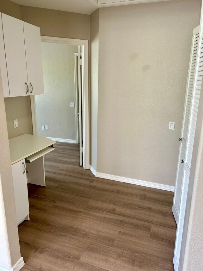 Building Photo - 10015 E Mountain View Rd