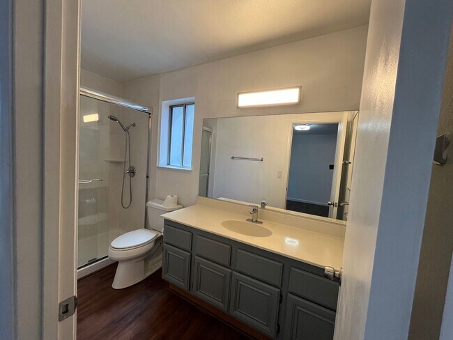 Building Photo - Bright & Beautifully Renovated 3 Bed, 2 Ba...