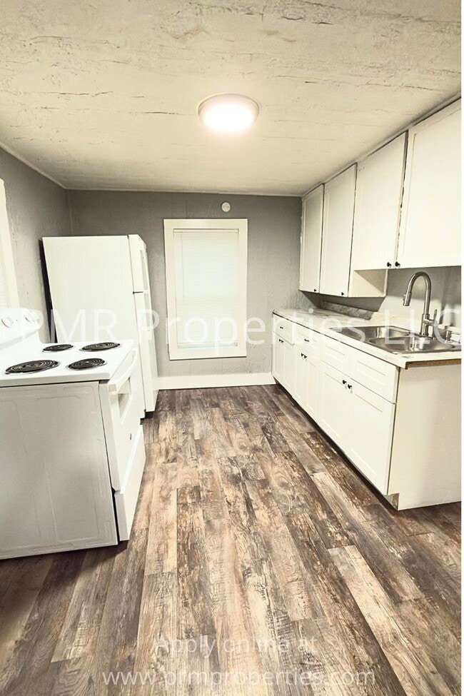 Building Photo - 2 Bedroom/ 1 Bathroom House