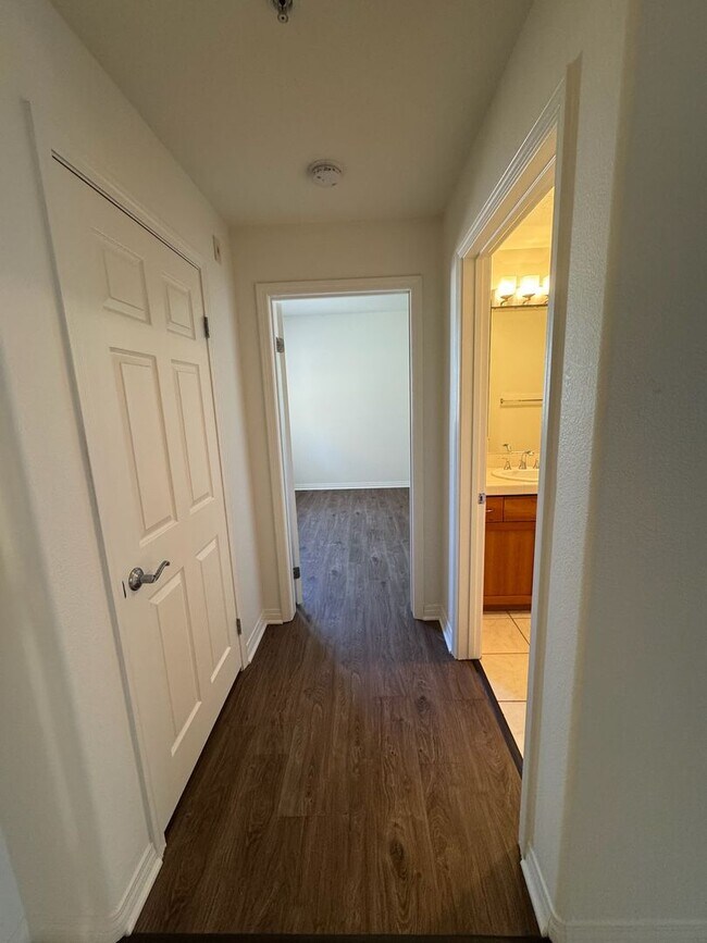Building Photo - Amazing Downtown Unit Available For Rent!!!