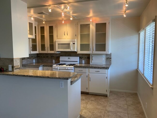 Building Photo - Remodeled one bedroom/1 bath upper unit - ...