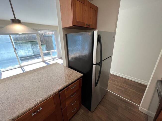 Building Photo - Spacious 2 bedroom 1 bath with large priva...