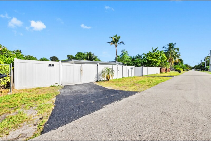 Building Photo - 2629 SW 6th Ct