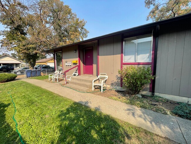 Building Photo - Charming Ground-Level 1 Bed with In-Unit Laundry