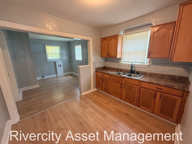 Building Photo - 2308 Larose Ave