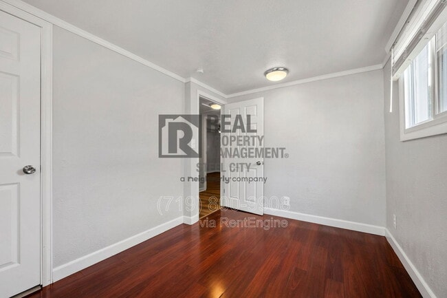 Building Photo - 903 W 15th St