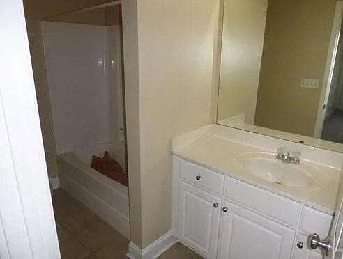 Building Photo - 4441 Burbank Dr