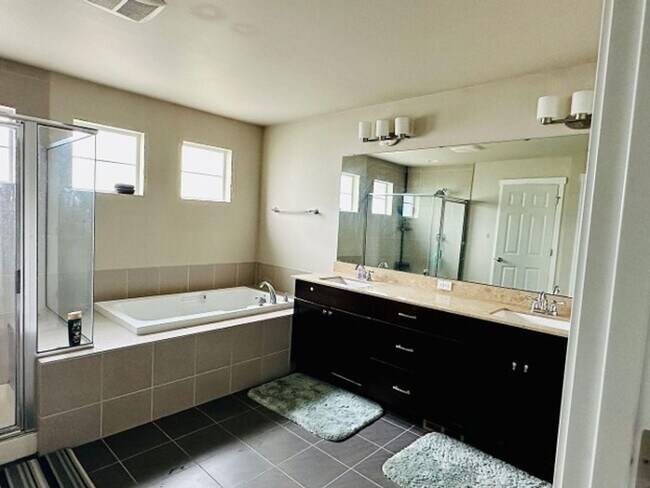 Building Photo - Beautiful 3 bed Home in Bothell in sought after Kings corner community!!