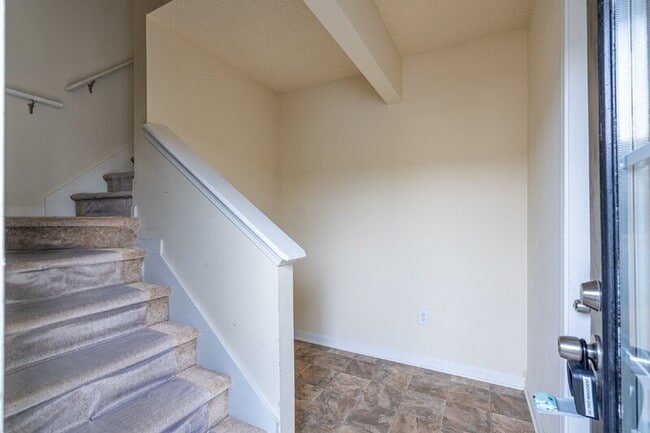 Building Photo - 43 Middlebrook Dr