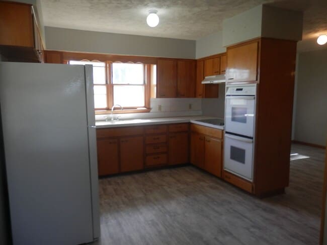 Building Photo - 3 Bed 2 Bath Farmhouse!