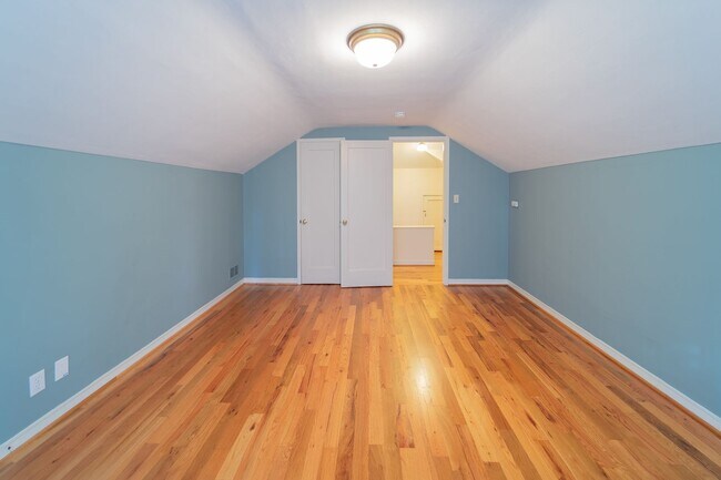 Building Photo - Charming and Well-Maintained Home in a Serene Neighborhood