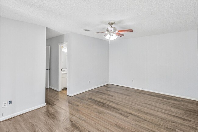 Building Photo - 2719 Meadow Ln