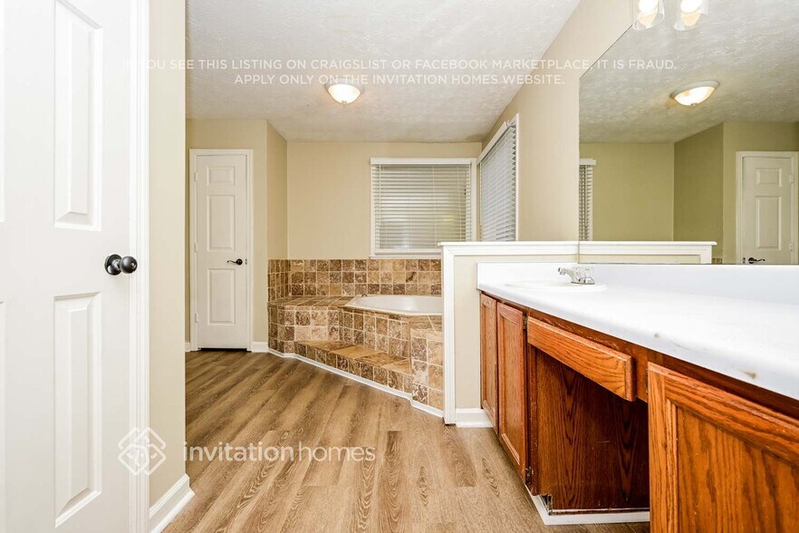 Building Photo - 4721 W Lake Dr SE